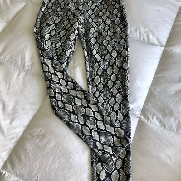 Michael Kors grey & black snake skin print skinny Jean leggings. - Picture 3 of 6